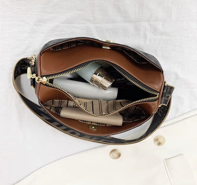 Quilted crossbody shoulder bag product photo